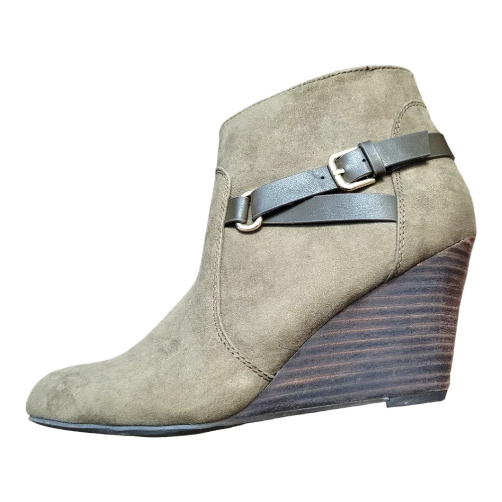Report Galiana Wedge Booties NWOT Faux Suede Olive Green Wedge Boots Size 7.5